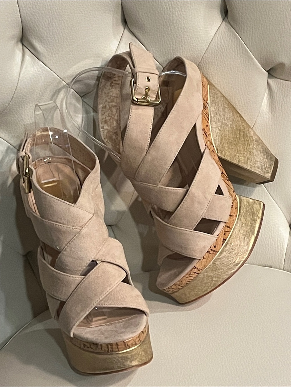 Dolce Vita Beige Suede Crisscross Platform Sandals Size 8.5 Eye Catching Luxury